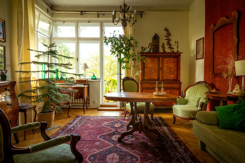 Living room full of antique furniture