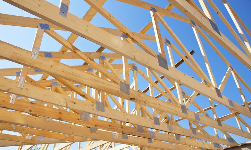Lightweight wood roof truss with metal gussets