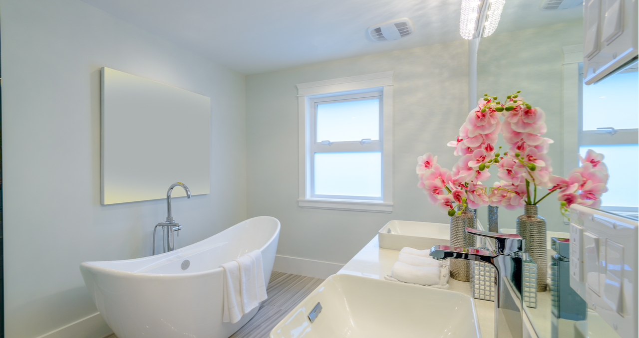 real estate photography bathroom and tub